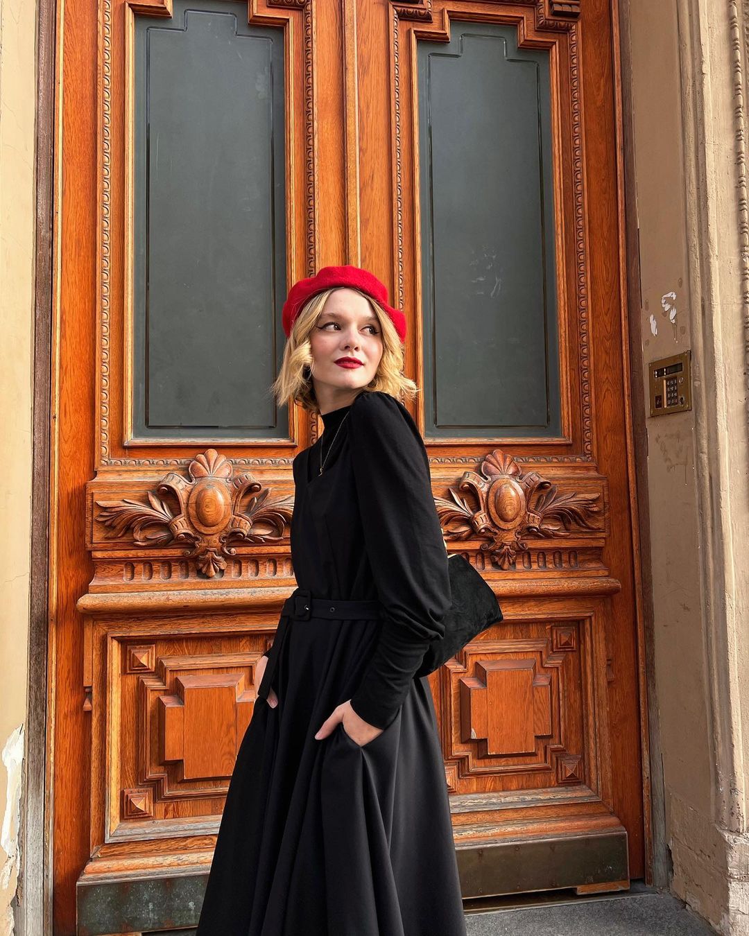 贝蕾帽、珍珠项链和缤纷大衣，俄罗斯女生Daria Primula穿出了复古文艺气息