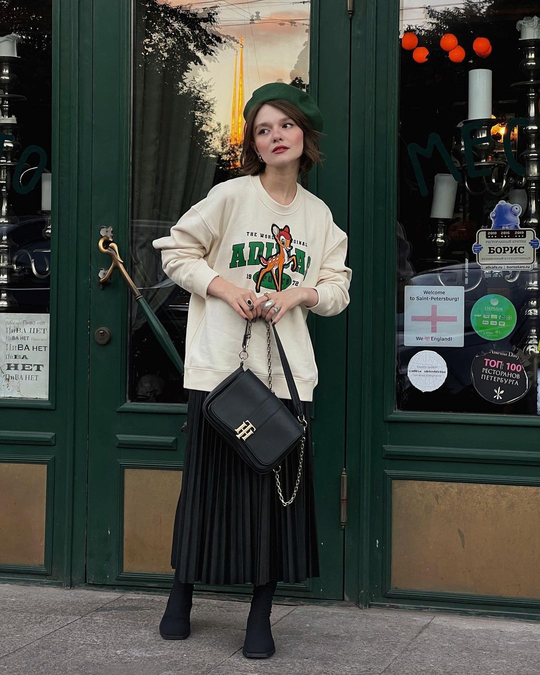 贝蕾帽、珍珠项链和缤纷大衣，俄罗斯女生Daria Primula穿出了复古文艺气息