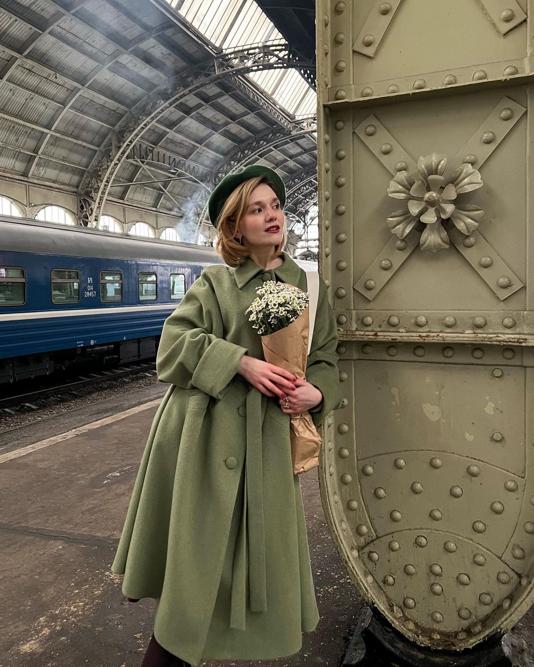 贝蕾帽、珍珠项链和缤纷大衣，俄罗斯女生Daria Primula穿出了复古文艺气息