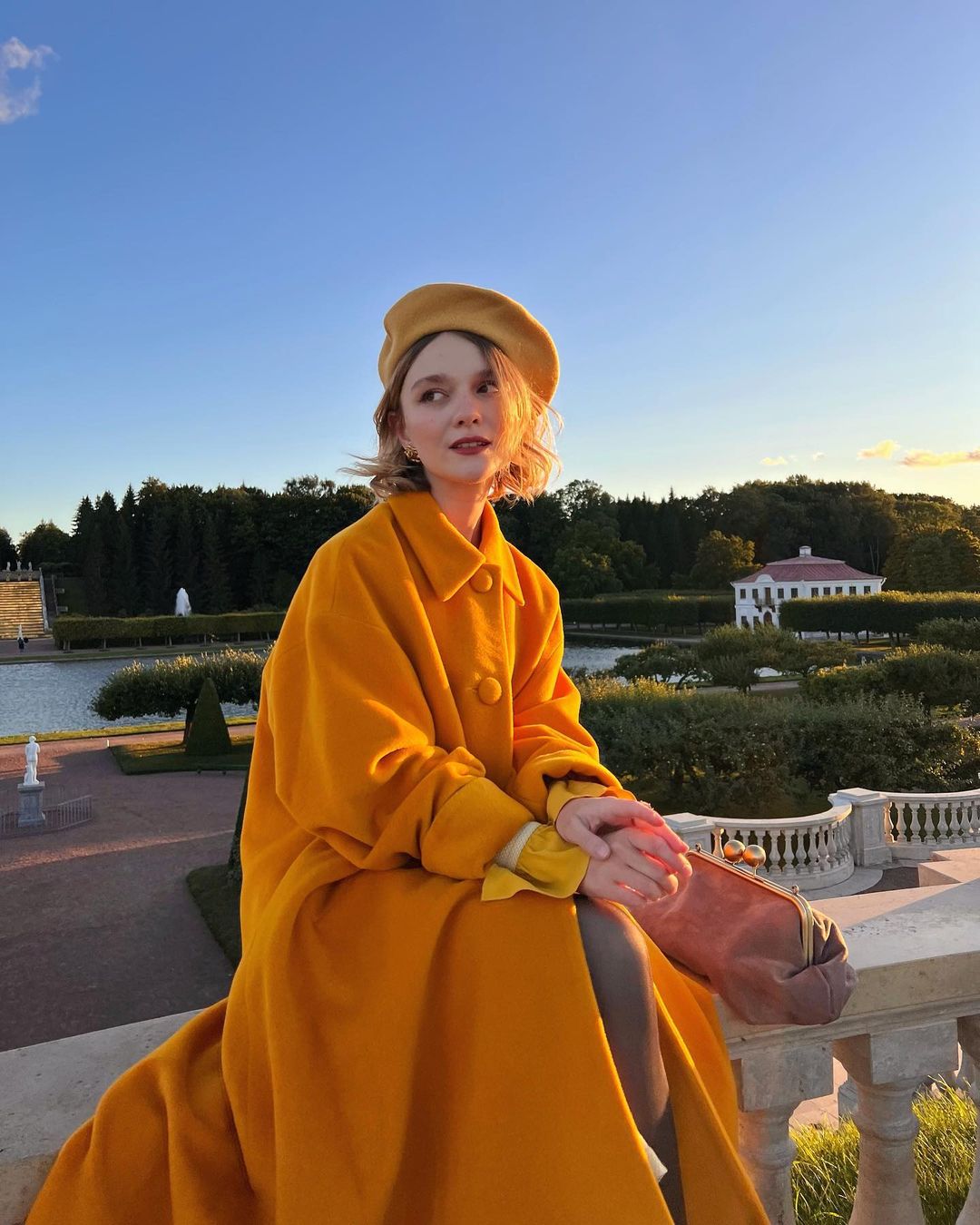 贝蕾帽、珍珠项链和缤纷大衣，俄罗斯女生Daria Primula穿出了复古文艺气息