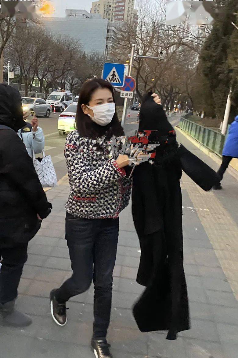 刘涛机场街拍：皮肤越来越白，脸身材都不像两孩子的妈！-3