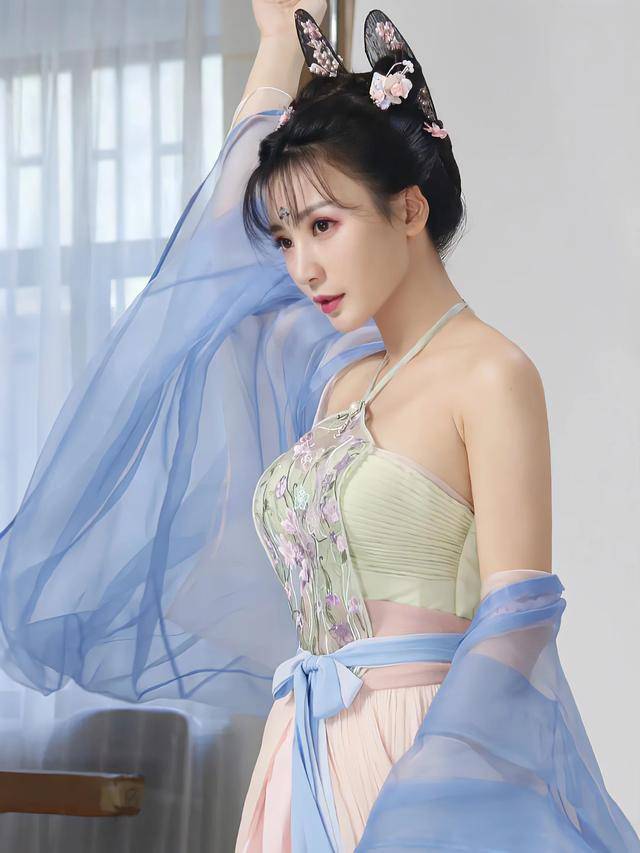 内娱拥有魔鬼身材的5位绝色女星，每一个都身材火辣