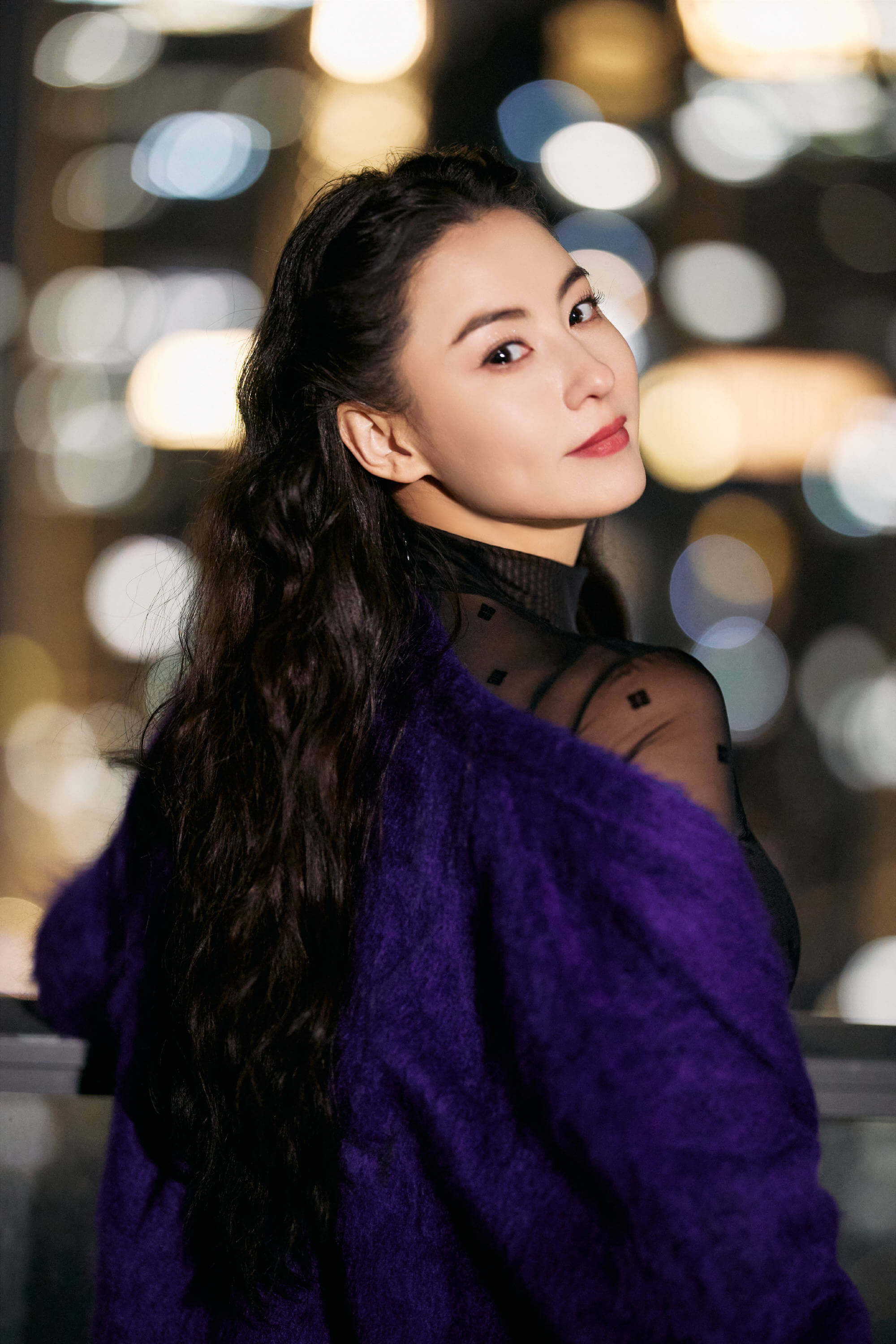 张柏芝穿紫色开衫配超短裤性感又减龄，真不像三胎妈妈-3