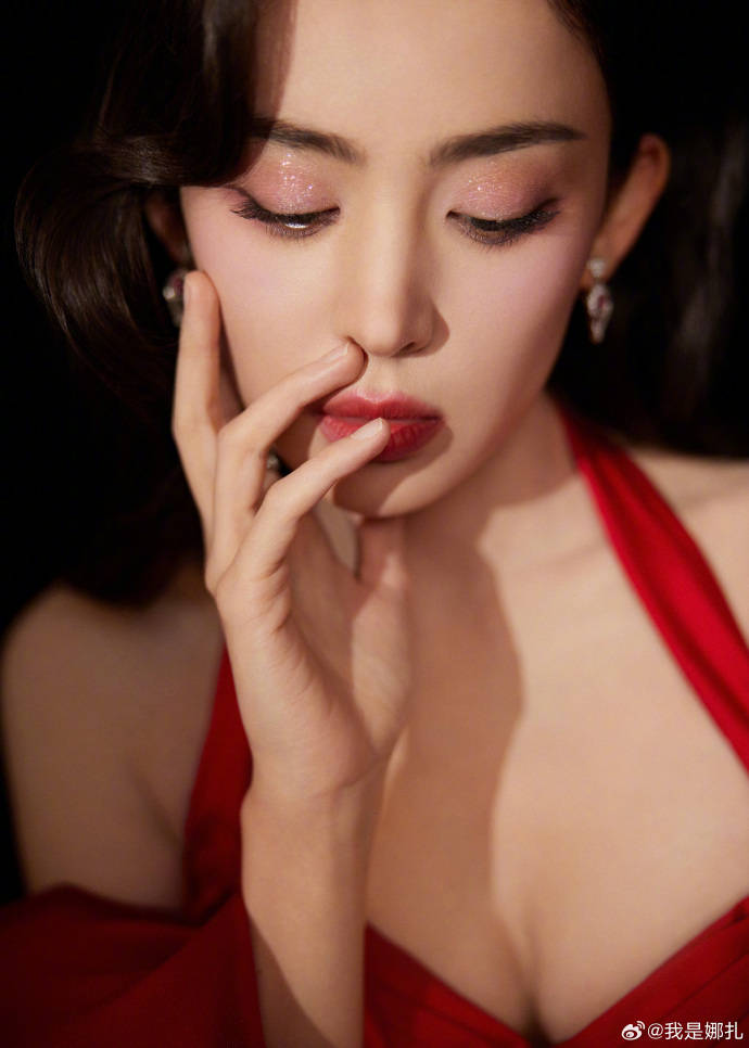古力娜扎红裙露出傲人事业线！身材火辣异域风情太性感-1