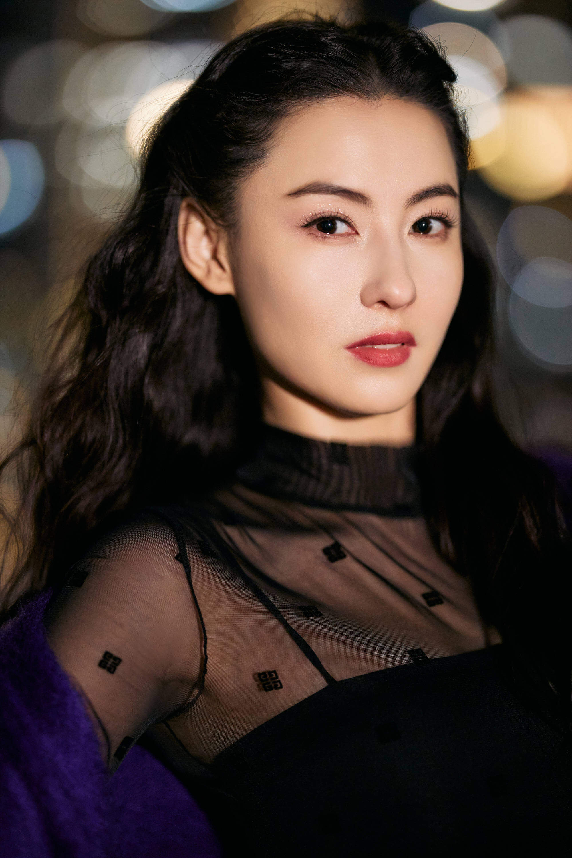 张柏芝穿紫色开衫配超短裤性感又减龄，真不像三胎妈妈-7