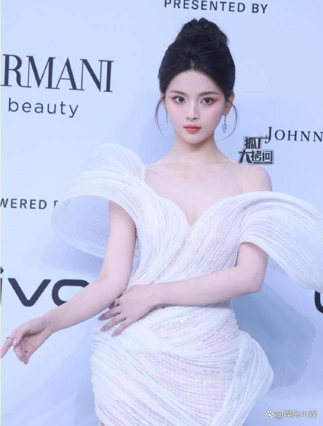 杨超越抹胸装惊艳全网，25岁丰满身材引发热议-9