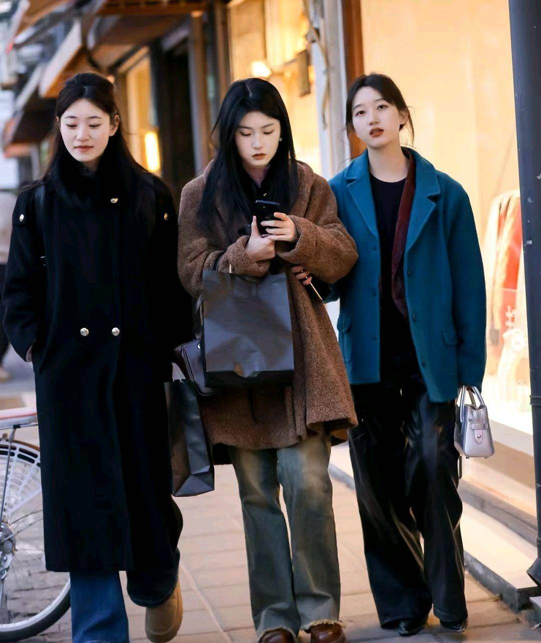 成都秋冬街拍，辣妹子的穿搭太养眼，那种松弛感很时髦-15