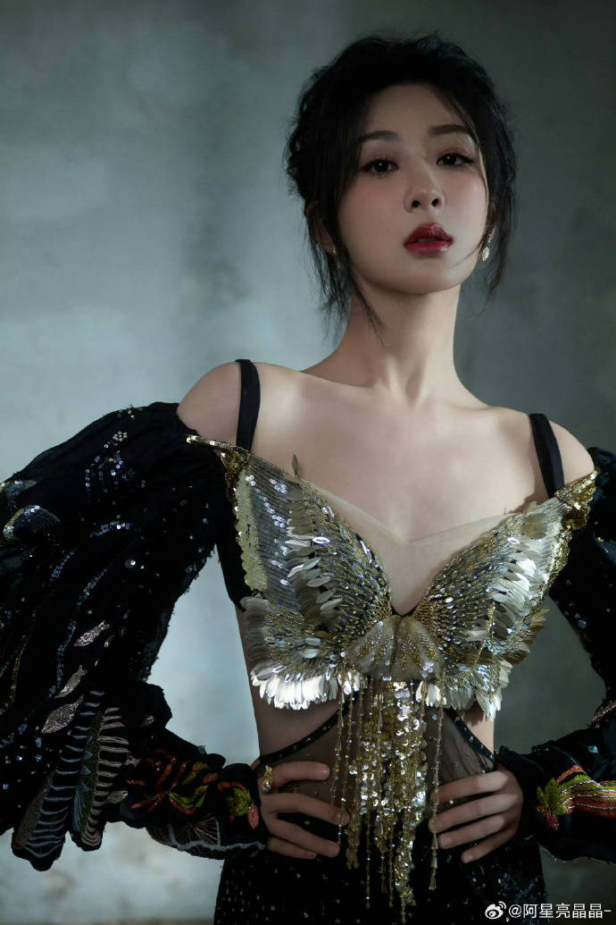 杨紫穿鎏金蝴蝶裙性感撩人!曼妙身材太性感?-1 杨紫穿鎏金蝴蝶裙性感撩人!曼妙身材太性感?