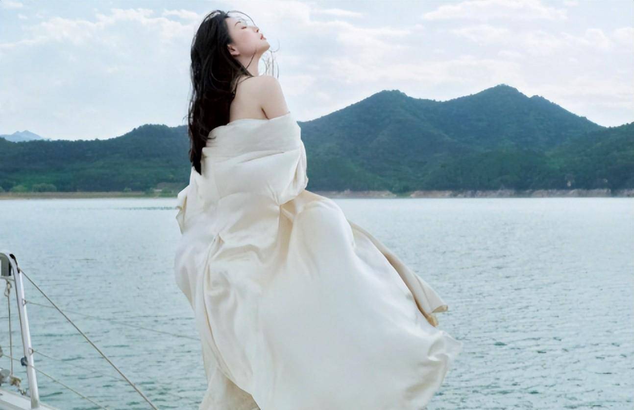 44岁殷桃封面照片出版，白色抹胸优雅端庄，黑色连衣裙性感迷人-1
