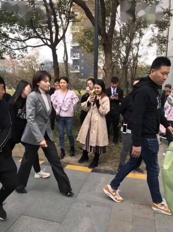 刘涛机场街拍：皮肤越来越白，脸身材都不像两孩子的妈！-5