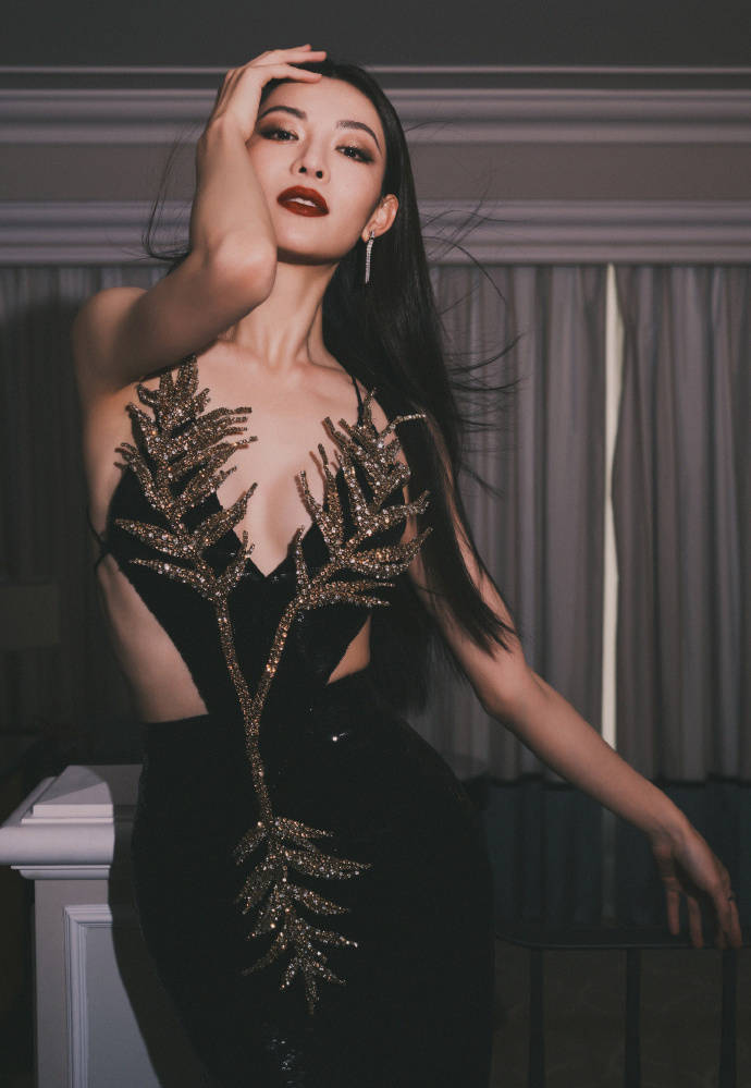 钟楚曦穿深V礼服狂秀事业线！她曼妙身材性感妖艳-7