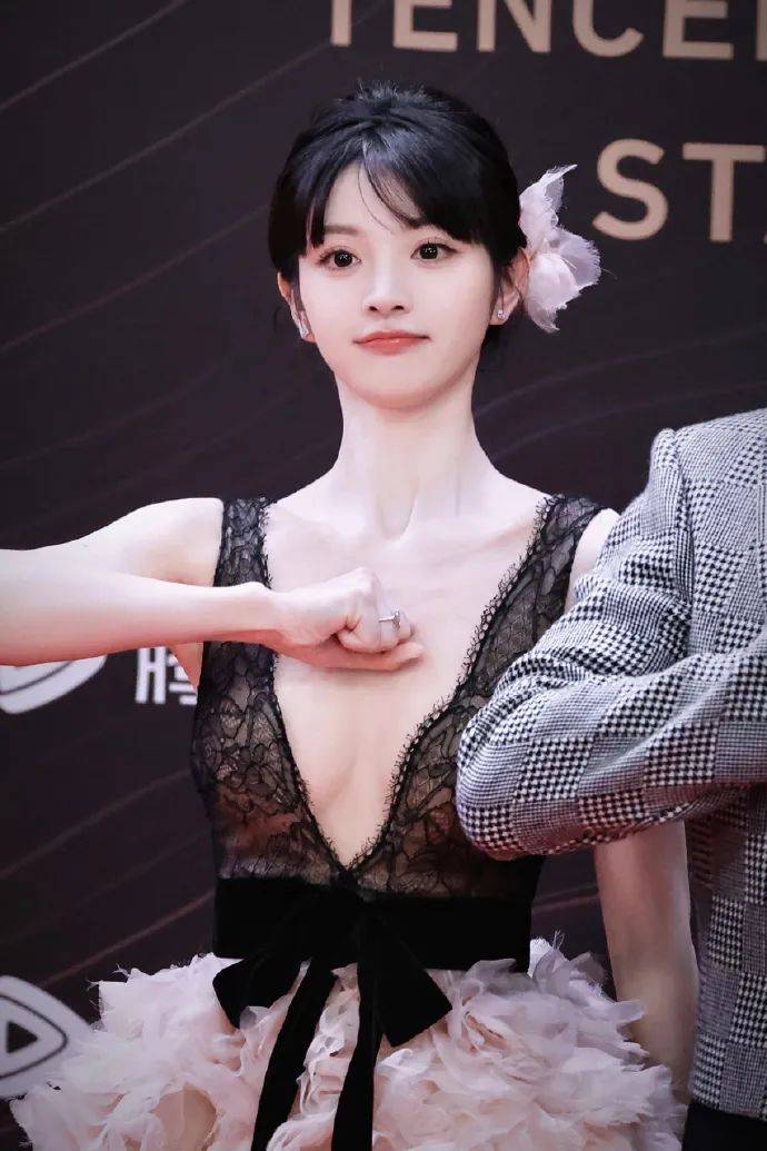 田曦薇甜妹变性感御姐?网友惊呼穿爆乳礼服太火辣!-3 田曦薇甜妹变性感御姐?网友惊呼穿爆乳礼服太火辣!