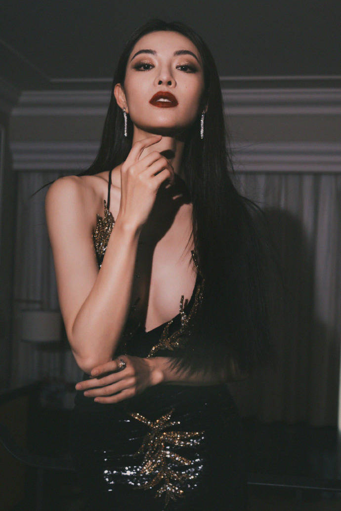 钟楚曦穿深V礼服狂秀事业线！她曼妙身材性感妖艳-5