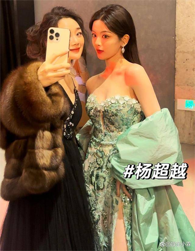 杨超越抹胸装惊艳全网，25岁丰满身材引发热议-8