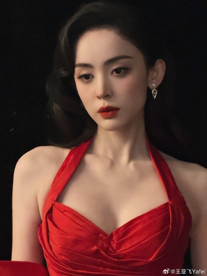 古力娜扎红裙露出傲人事业线！身材火辣异域风情太性感-4