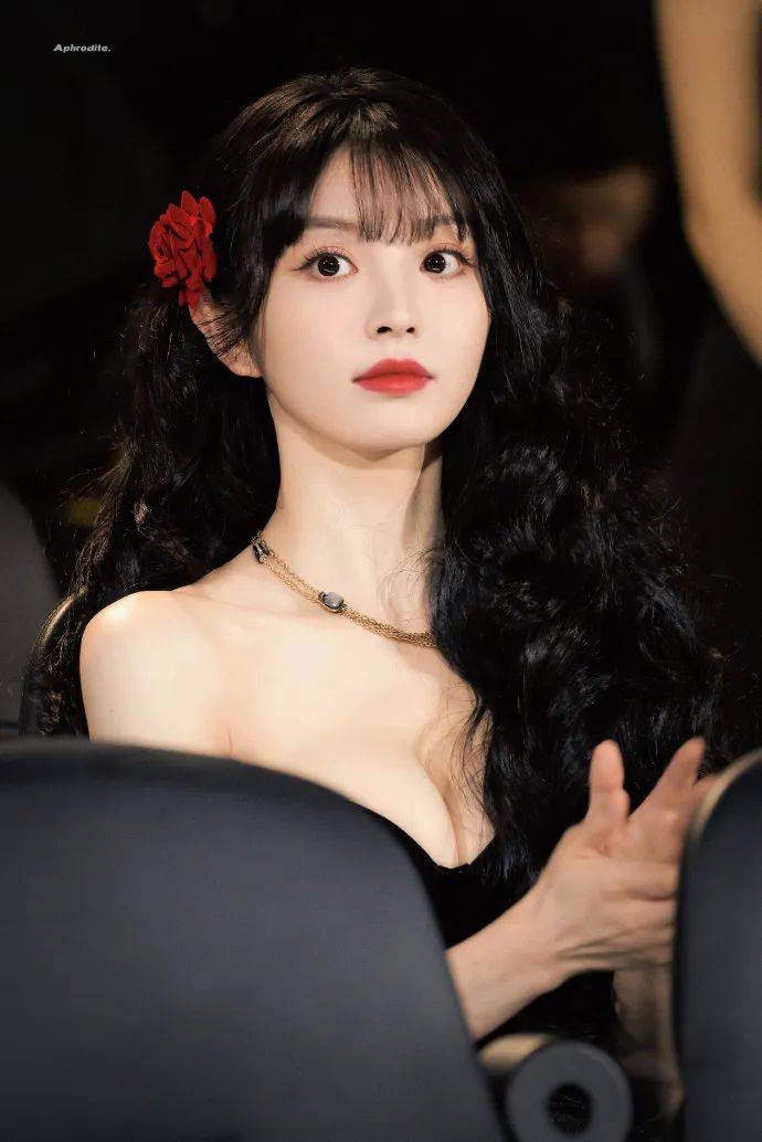 田曦薇甜妹变性感御姐?网友惊呼穿爆乳礼服太火辣!-4 田曦薇甜妹变性感御姐?网友惊呼穿爆乳礼服太火辣!