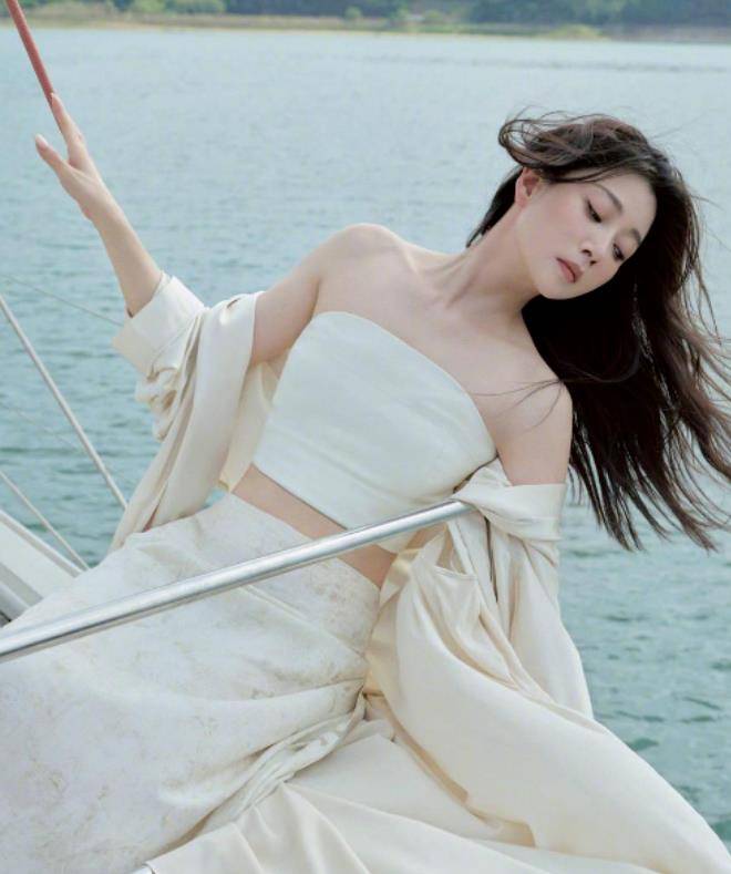 44岁殷桃封面照片出版，白色抹胸优雅端庄，黑色连衣裙性感迷人-2