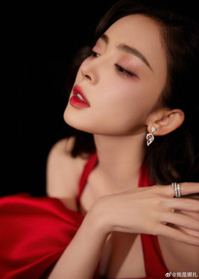 古力娜扎红裙露出傲人事业线！身材火辣异域风情太性感-8