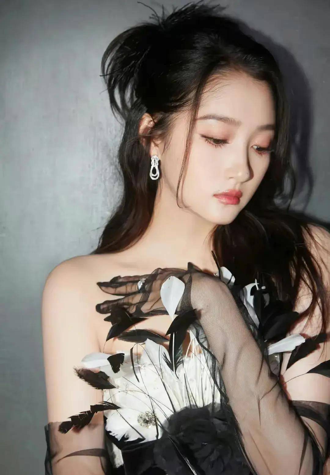 关晓彤最新美照，花朵羽毛小短裙纯欲风十足大长腿太吸睛-5