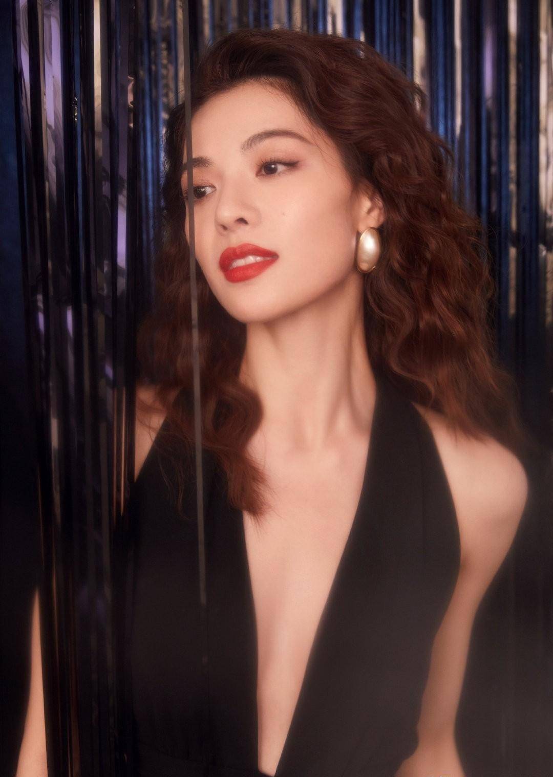 钟楚曦穿深V礼服狂秀事业线！她曼妙身材性感妖艳-1