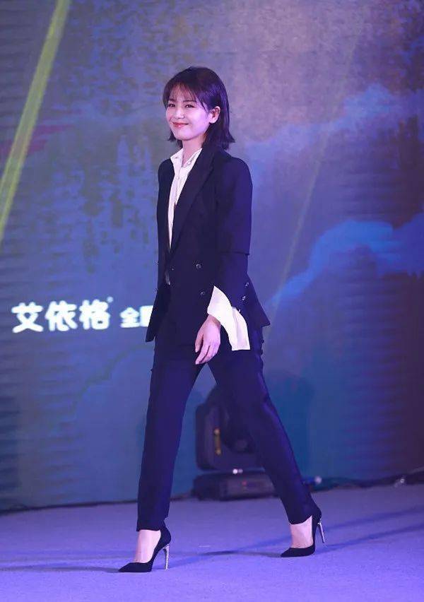 刘涛机场街拍：皮肤越来越白，脸身材都不像两孩子的妈！-4