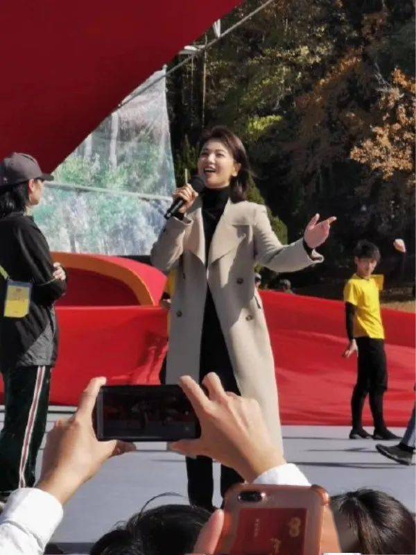 刘涛机场街拍：皮肤越来越白，脸身材都不像两孩子的妈！-8