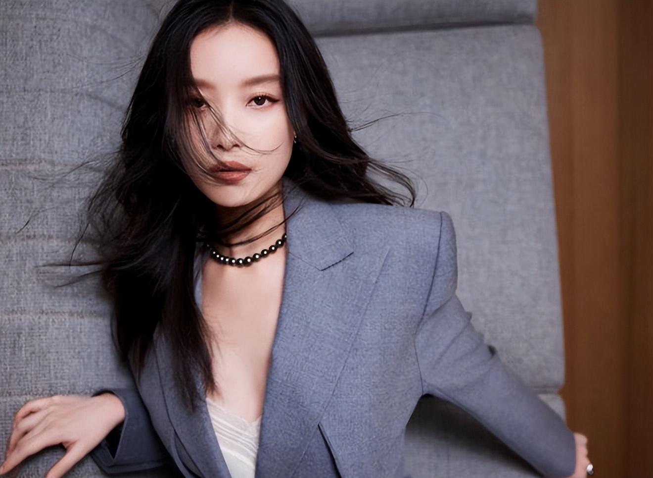 倪妮穿灰色套装，高跟鞋显身高短裙秀美腿，披肩长发太迷人