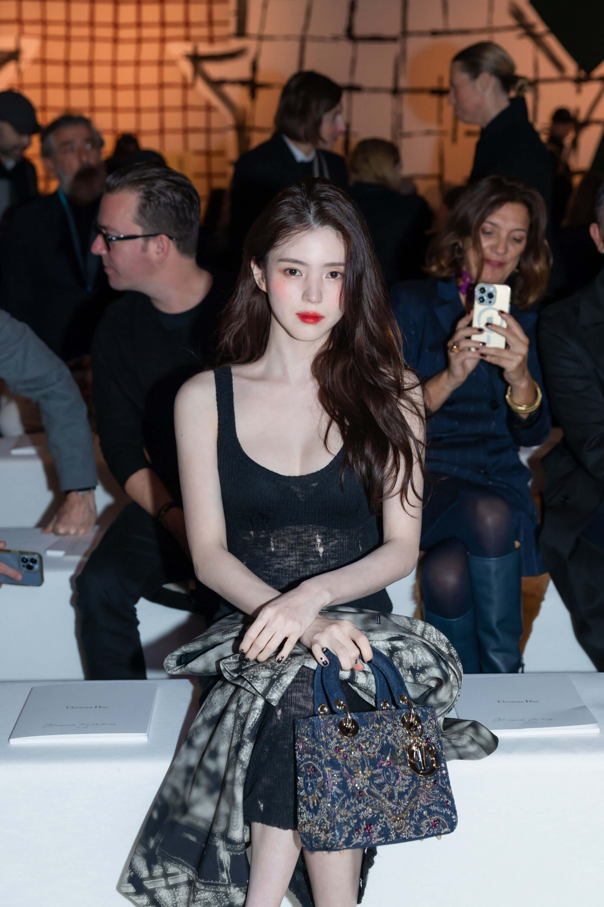 从高冷恶女化身明艳美人,韩韶禧出席Dior 2024春夏高订大秀