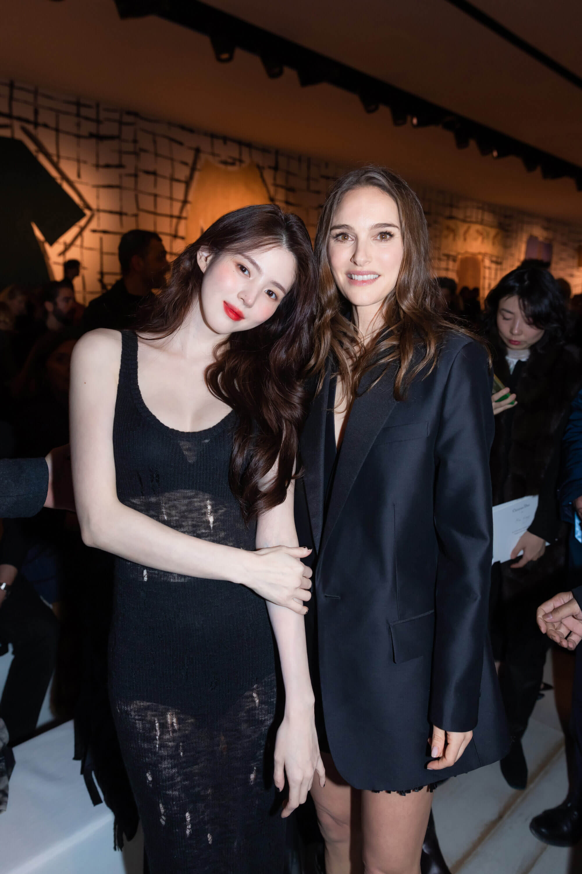 从高冷恶女化身明艳美人,韩韶禧出席Dior 2024春夏高订大秀