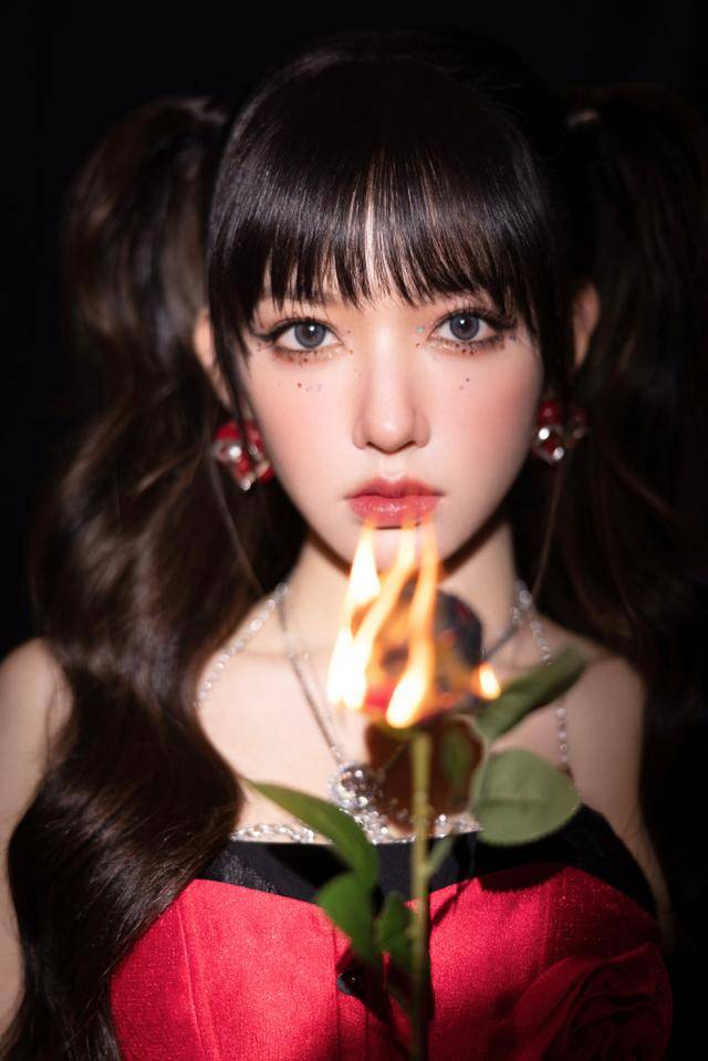 “人间芭比”程潇跨年晚会像浴火凤凰，舞动绚丽羽翼绽放出无尽光彩-5