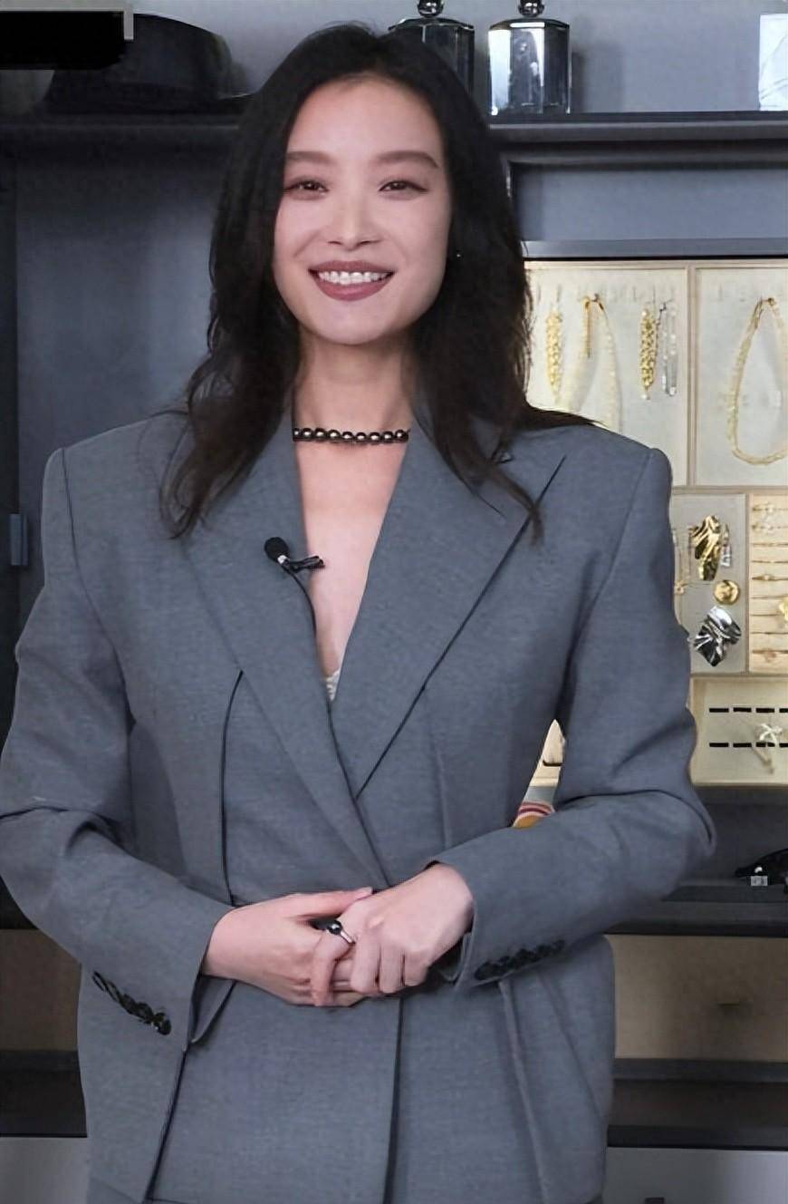 倪妮穿灰色套装，高跟鞋显身高短裙秀美腿，披肩长发太迷人