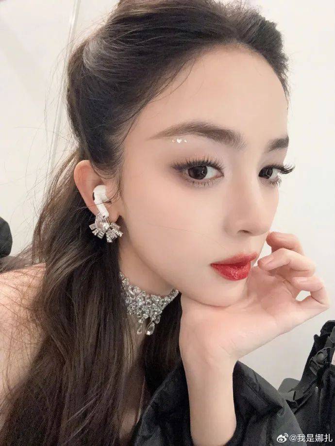娜扎穿无袖深V白色短裙！雪肤玉貌大美腿修长性感火辣-1