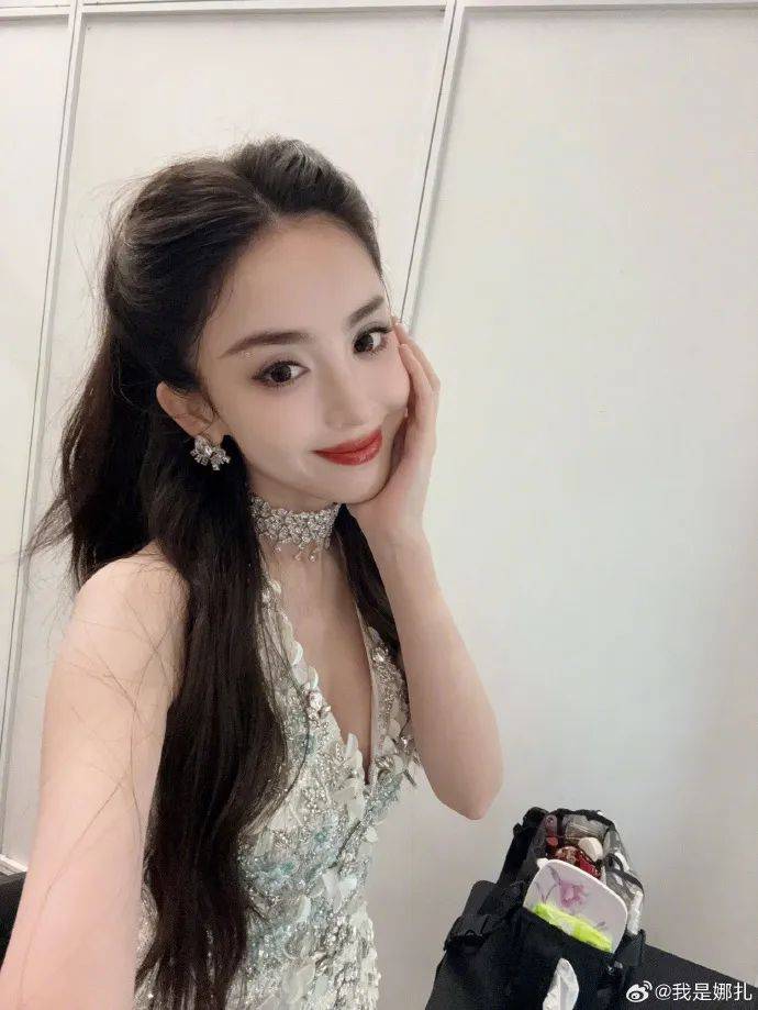 娜扎穿无袖深V白色短裙！雪肤玉貌大美腿修长性感火辣-7