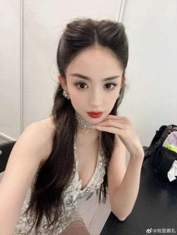娜扎穿无袖深V白色短裙！雪肤玉貌大美腿修长性感火辣-4
