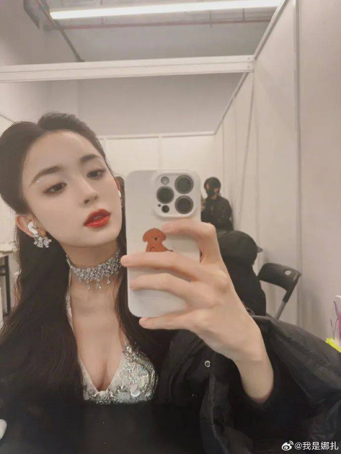 娜扎穿无袖深V白色短裙！雪肤玉貌大美腿修长性感火辣-8