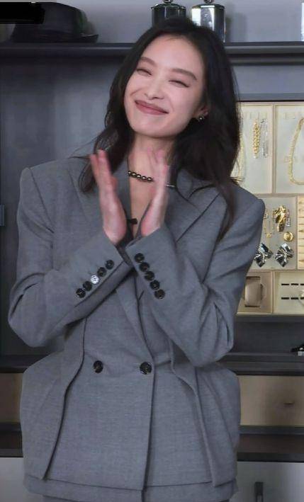 倪妮穿灰色套装，高跟鞋显身高短裙秀美腿，披肩长发太迷人