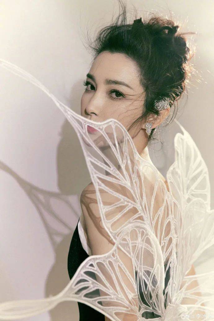 李冰冰娜扎周也徐若晗惊艳合影！和颂四美谁最性感火辣？-4