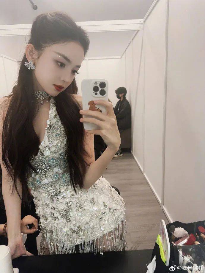 娜扎穿无袖深V白色短裙！雪肤玉貌大美腿修长性感火辣-9