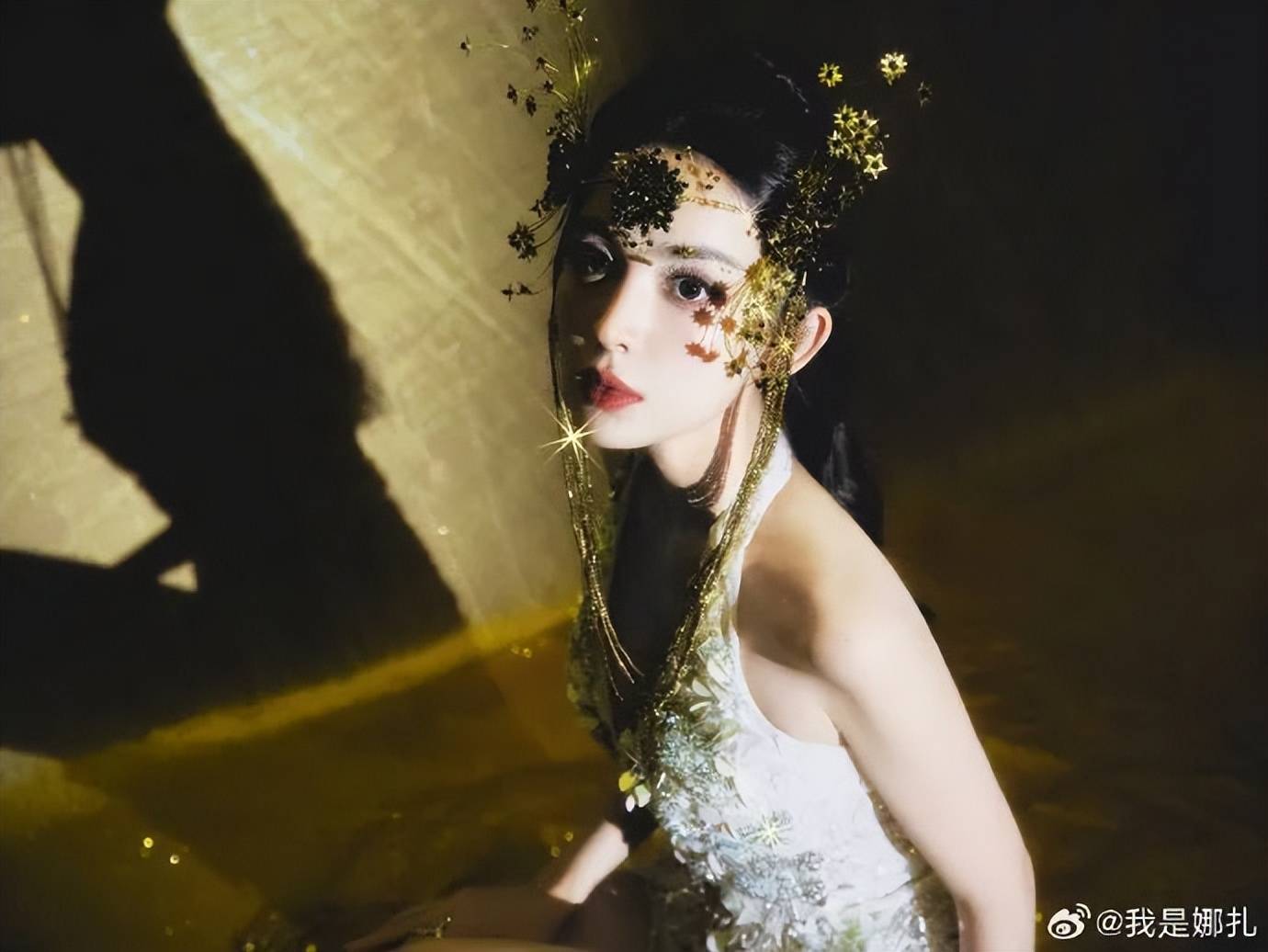 娜扎穿无袖深V白色短裙！雪肤玉貌大美腿修长性感火辣-3
