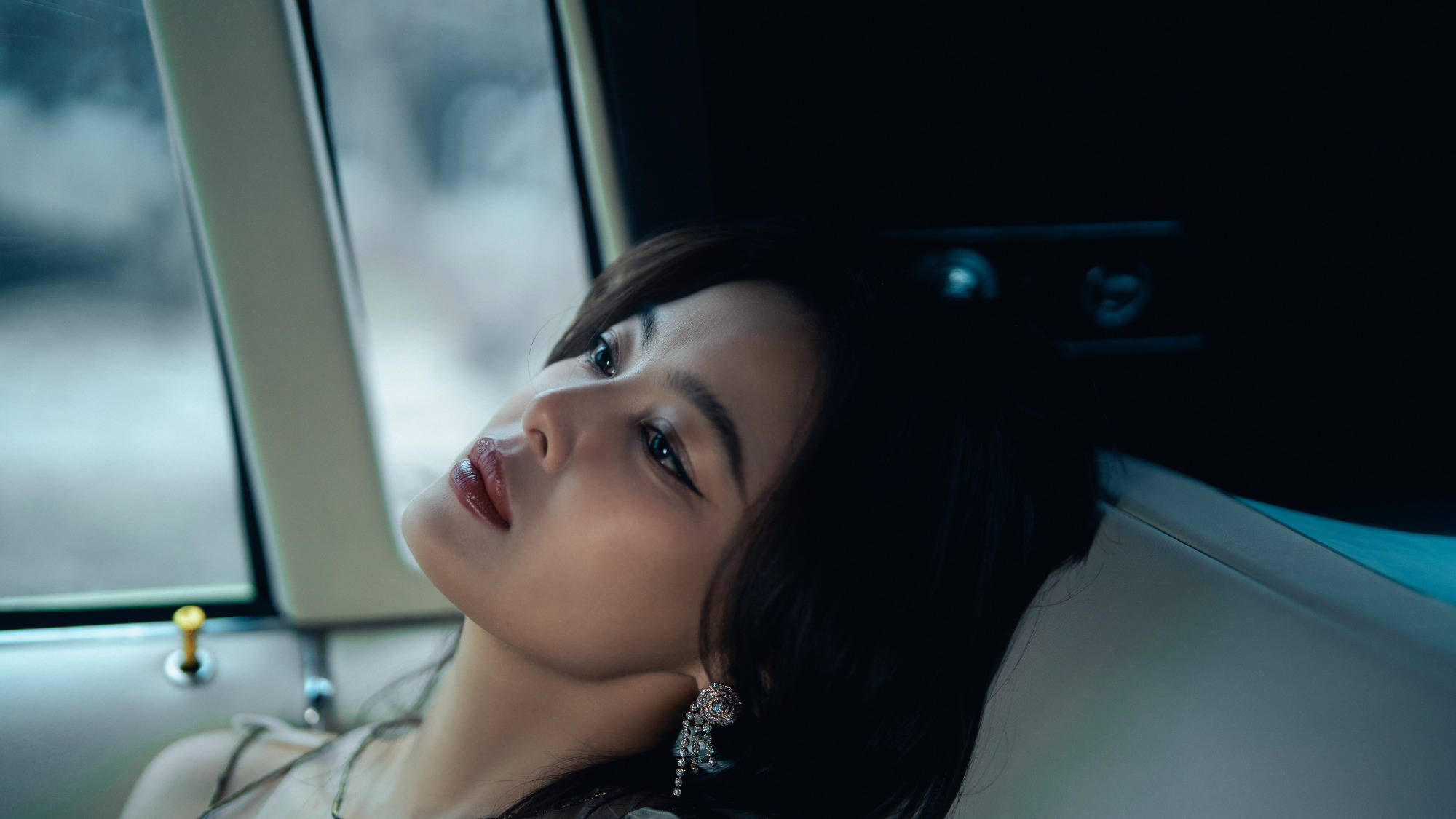 辛芷蕾时尚写真！坐在车内表情迷人性感妖艳-8