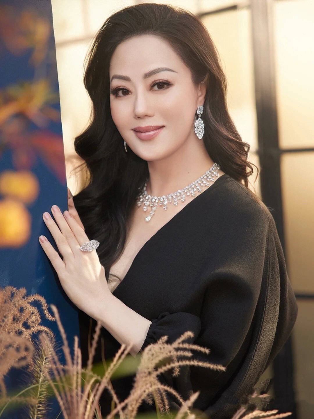 章小蕙带火了“上流贵妇”穿法:短外套+深V小黑裙高级还性感-6 章小蕙带火了“上流贵妇”穿法:短外套+深V小黑裙高级还性感