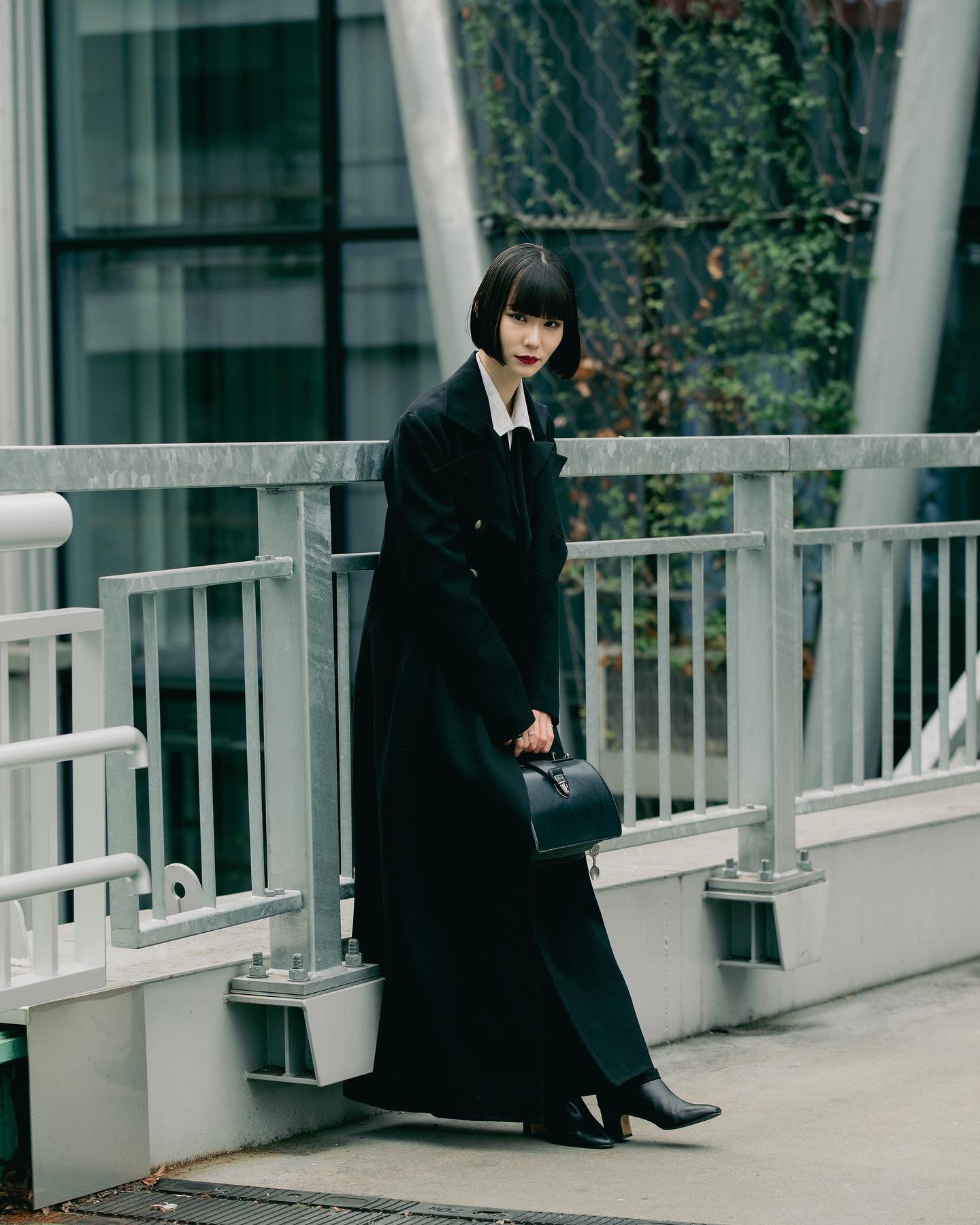 一刀切短发搭配浏海，暗黑系日本模特大沢明花的穿搭很特别