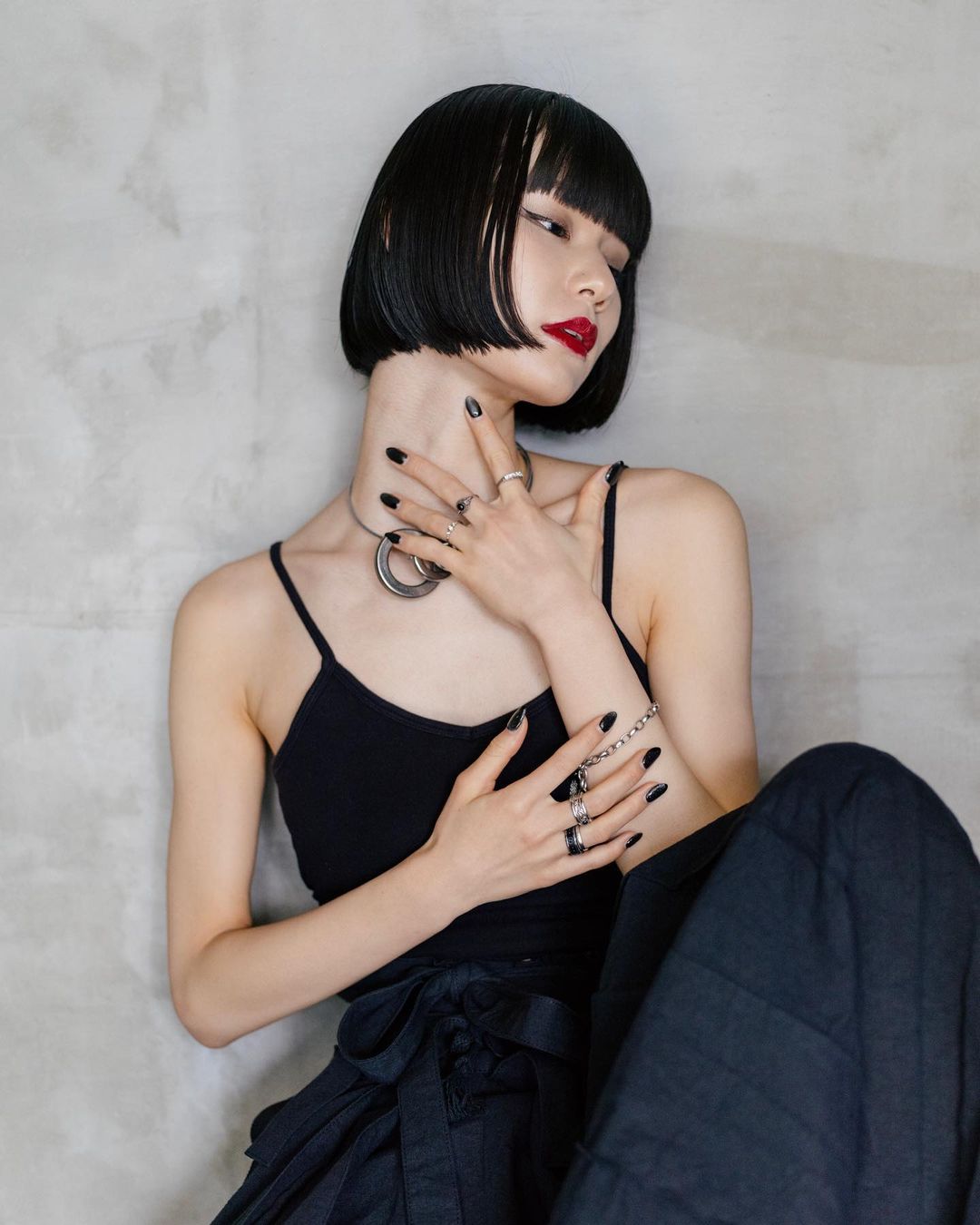 一刀切短发搭配浏海，暗黑系日本模特大沢明花的穿搭很特别