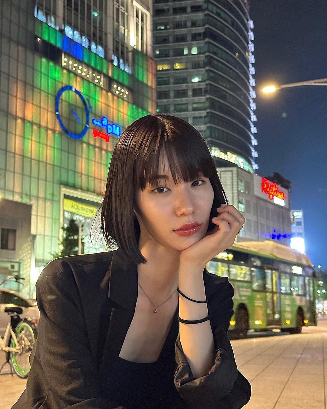 一刀切短发搭配浏海，暗黑系日本模特大沢明花的穿搭很特别