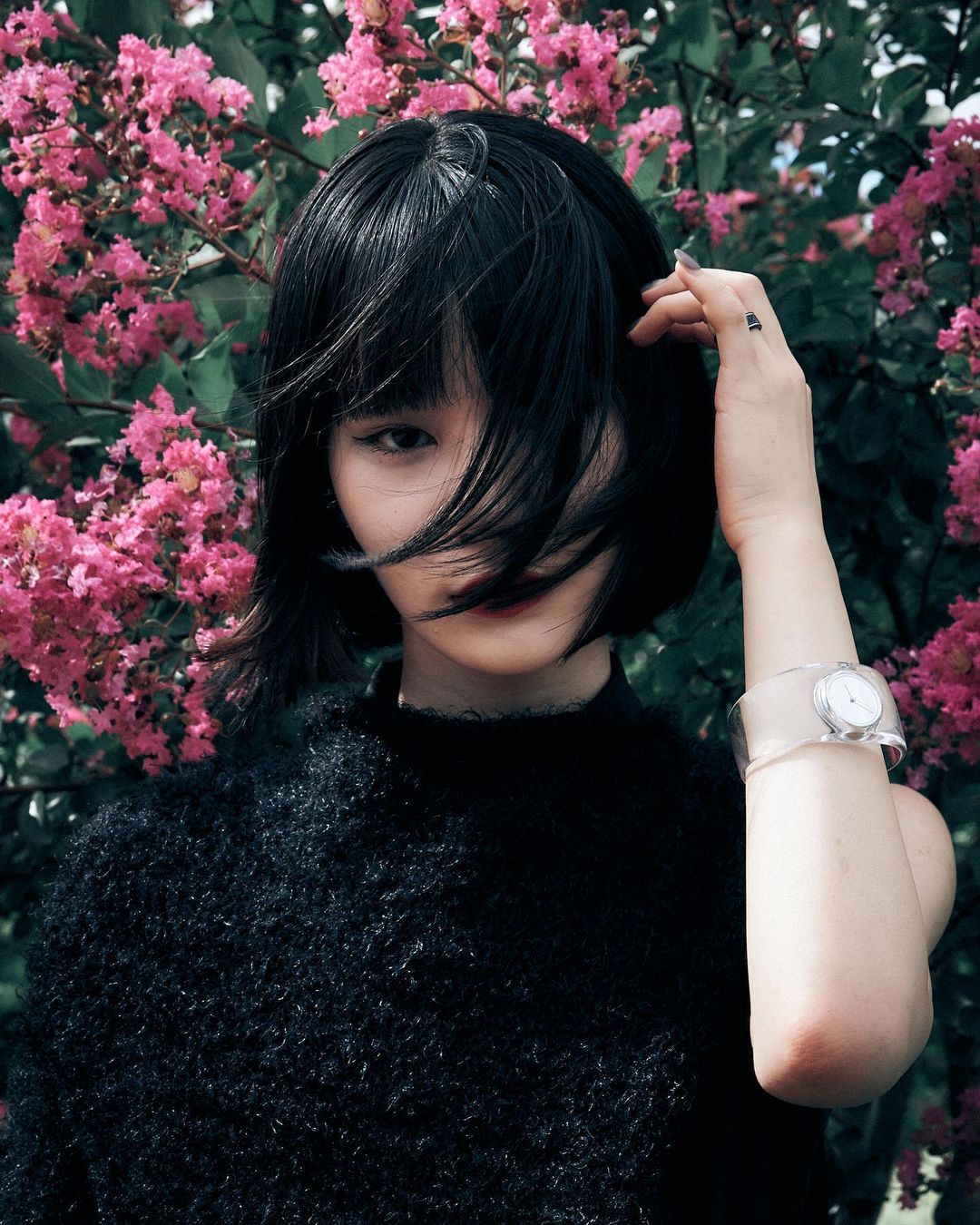 一刀切短发搭配浏海，暗黑系日本模特大沢明花的穿搭很特别