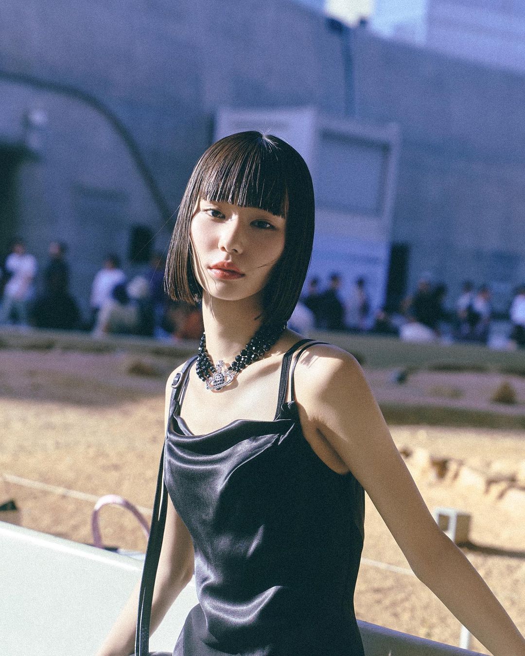 一刀切短发搭配浏海，暗黑系日本模特大沢明花的穿搭很特别