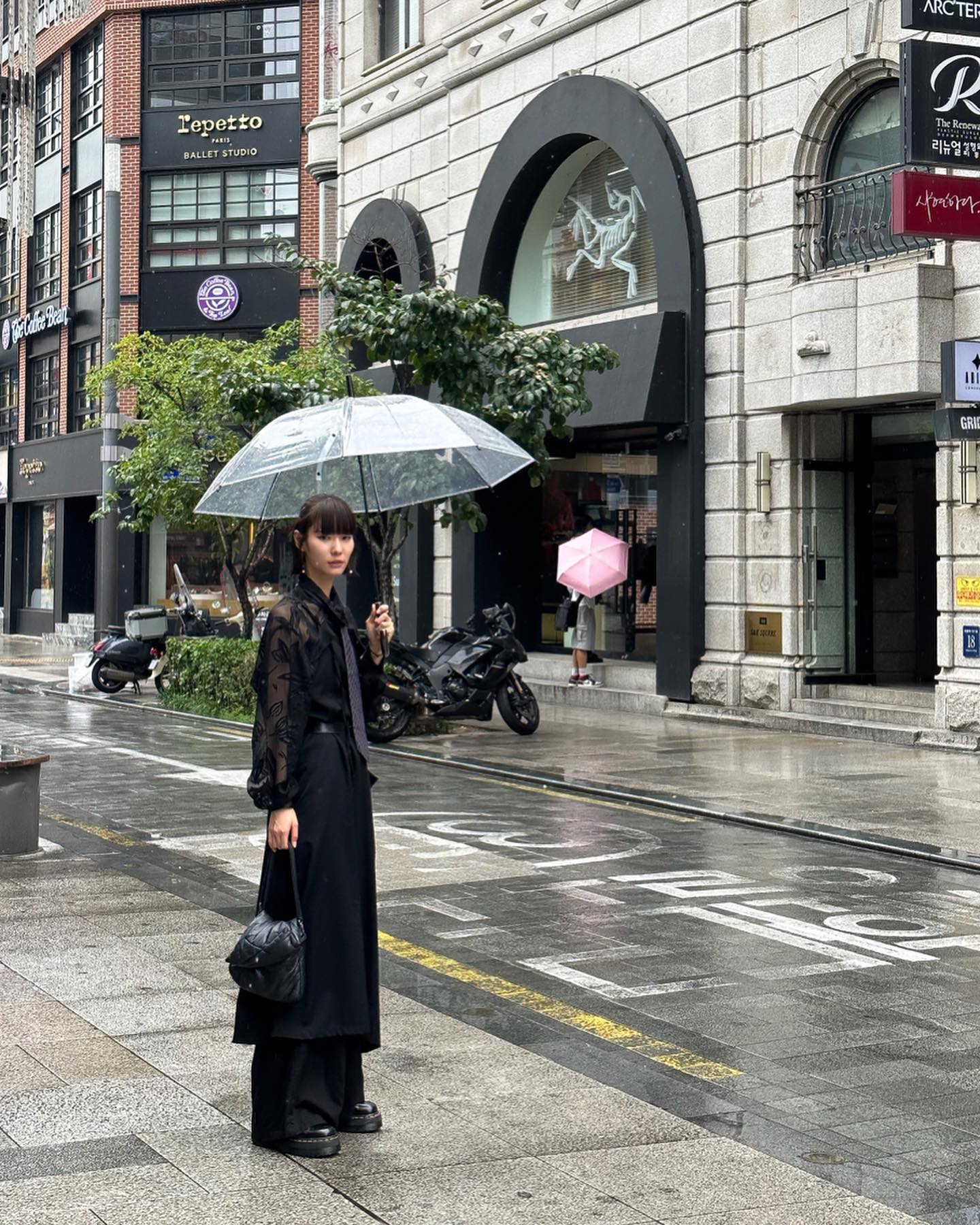 一刀切短发搭配浏海，暗黑系日本模特大沢明花的穿搭很特别