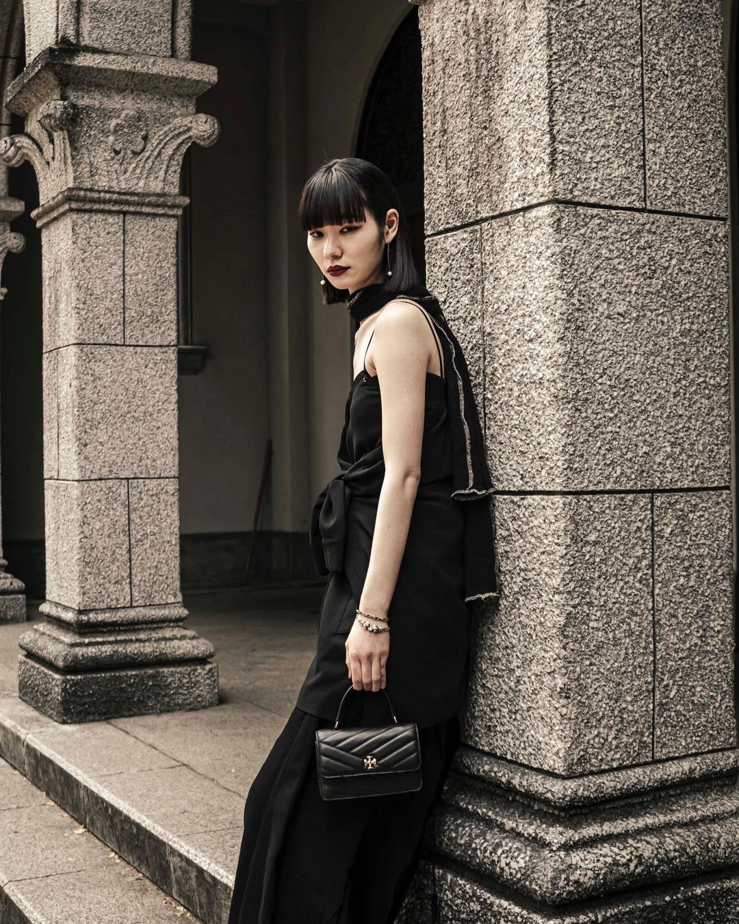 一刀切短发搭配浏海，暗黑系日本模特大沢明花的穿搭很特别