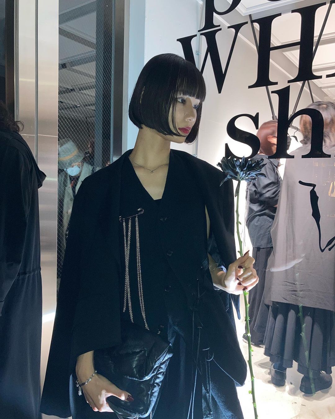 一刀切短发搭配浏海，暗黑系日本模特大沢明花的穿搭很特别