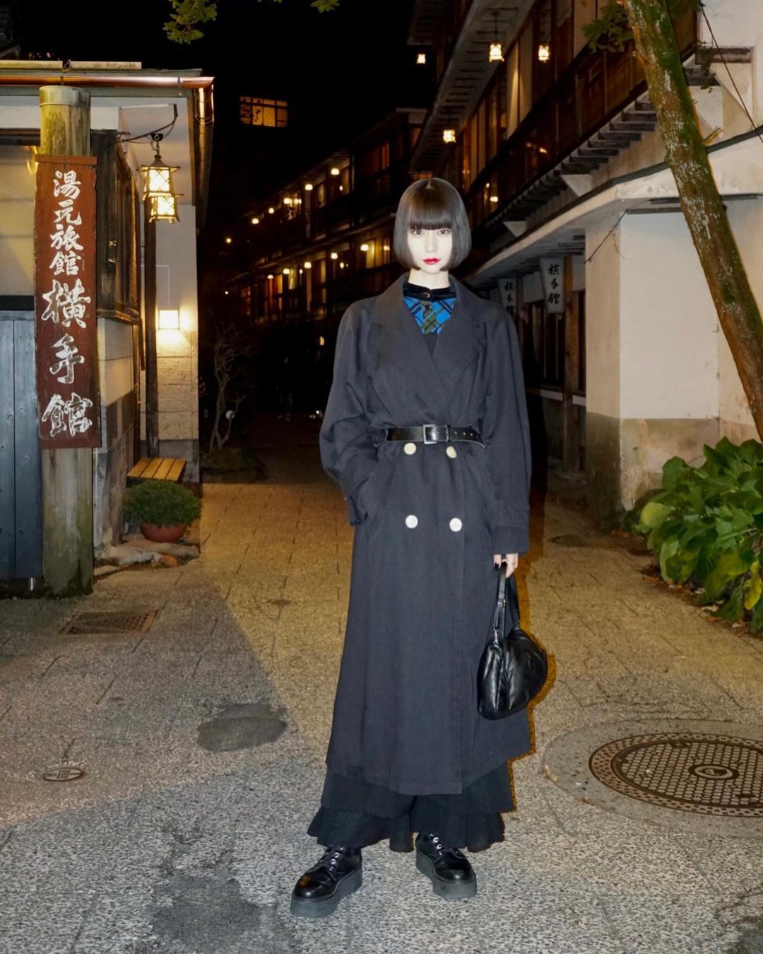 一刀切短发搭配浏海，暗黑系日本模特大沢明花的穿搭很特别